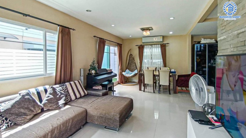 *****บ้านเดี่ยวมือสองย่านกรุงเทพฯ ม.ภัสสร21 พระราม9-วงแหวน เนื้อที่กว้างขวางมากถึงเกือบ 58 ตร.ว. ฟังก์ชันจัดเต็ม 4 ห้องนอน 2 ห้องน้ำ 2 ที่จอดรถ บนทำเลเดินทางง่าย เพียง 15 นาทีก็ถึงรถไฟฟ้าสายแอร์พอร์ตเรลลิงก์ "สถานีลาดกระบัง" ใกล้สนามบินสุวรรณภูมิ และทางด่วน "มอเตอร์เวย์"